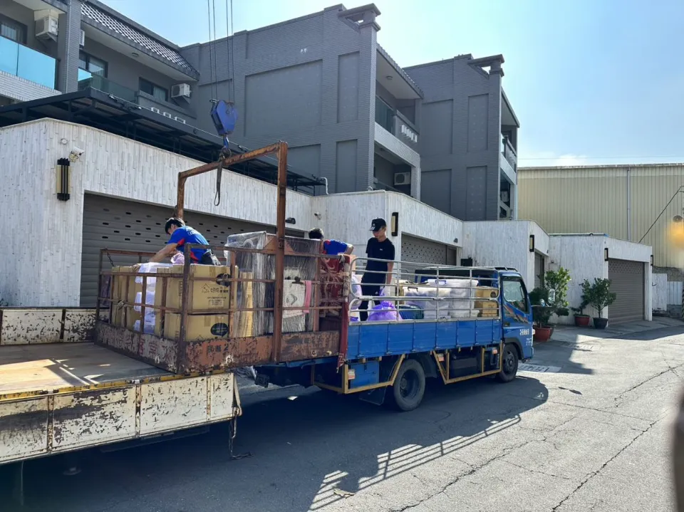 高雄搬家-吊車搬家,吊車搬運-原木家具