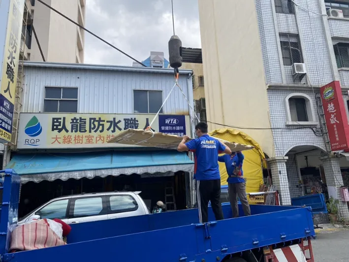 高雄搬家-吊車搬家,吊車搬運-15樓原木大板搬運