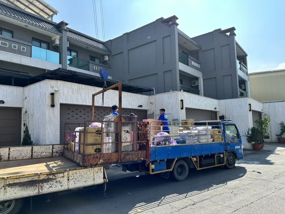 高雄搬家-吊車搬家,吊車搬運-原木家具