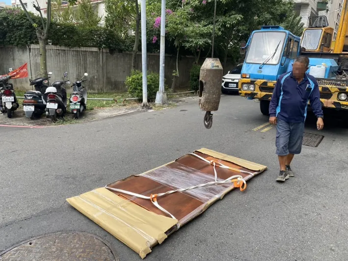 高雄搬家-吊車搬家,吊車搬運-15樓原木大板搬運